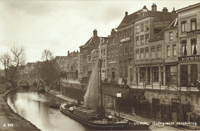 1238 Gezicht op de Oudegracht Weerdzijde te Utrecht met op de achtergrond de Jacobibrug.